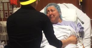 Une mère anxieuse se dirige vers la chirurgie lorsque son fils vivant à plus de 8 000 km arrive secrètement pour être avec elle