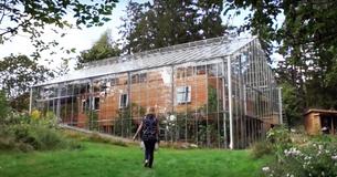 Ce couple suédois a construit une serre autour de leur domicile pour cultiver des aliments et rester au chaud toute l'année