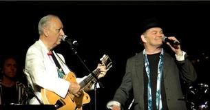 The Monkees kehren nach Peter Torks Tod das erste Mal auf die Bühne zurück.