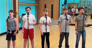 5 jonge jongens vormen een rij en doen cover van "The Greatest Showman" en het internet is sprakeloos