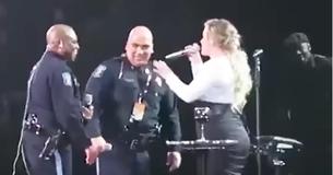 Des policiers volent la vedette pendant le concert de Kelly Clarkson