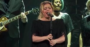 Kelly Clarkson heeft publiek de greep vanaf de eerste noot van haar betoverende versie van "Shallow"