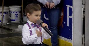 Prachtig jongetje van 4 jaar oud zingt volkslied bij hockeywedstrijd