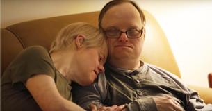 Paar mit Down-Syndrom ist seit 25 Jahren verheiratet und liebt sich bedingungslos gegen alle Widrigkeiten