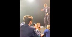 Michael Bublé vraagt fan om solo te zingen bij concert en zijn verbazingwekkende stem verrast hem