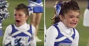 Eine kleine Cheerleaderin kann ihre Tränen nicht zurückhalten, als sie die Stimme aus dem Lautsprecher erkennt