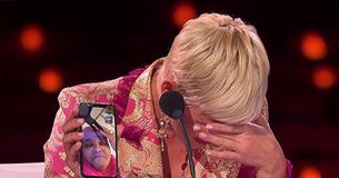 Katy Perry éclate en larmes en tenant le téléphone pour permettre à la mère malade d'un chanteur de le voir jouer en direct