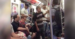 Un métro bondé devient complètement silencieux quand un garçon commence à chanter une chanson d'Ed Sheeran