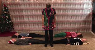 Deze 8 broers en zussen doen traditionele familiekerstdans terwijl zij hun moeders kersttruien dragen
