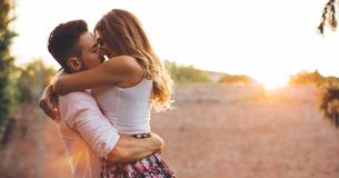 Les vrais hommes protègent leurs femmes à tout prix. S'il est violent, ce n'est pas un vrai homme