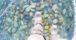 Man filmt fascinerende wandeling over het diepste bevroren meer ter wereld