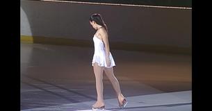 La pattinatrice resta immobile, ma appena parte la musica con "Hallelujah" il pubblico si commuove