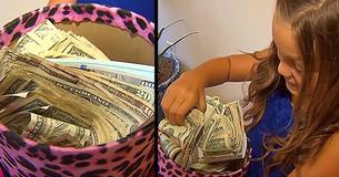 Une adorable petite fille rentre à la maison avec une grosse somme d'argent - "Je tiens juste une pancarte"
