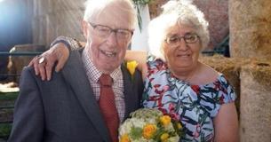 Un couple marié depuis 40 ans mène une vie simple à la ferme et prétend qu'ils s'aiment toujours passionnément.