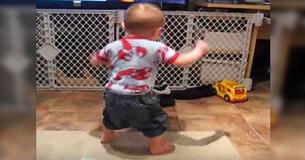 Baby hoort zijn lievelingsliedje, zijn dansbewegingen zullen je hardop laten lachen