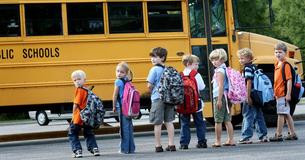 De veilige stopstrategie van deze schoolbuschauffeur gaat viraal en ouders vinden het geweldig