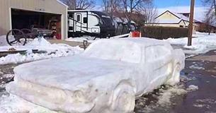 Une famille a construit une Ford Mustang avec de la neige et un officier lui a donné un " PV "