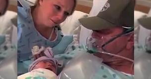 La mère induit l'accouchement pour que le père mourant puisse voir sa petite fille, il la tient dans ses bras pendant qu'il meurt