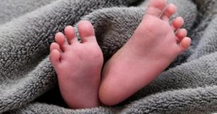 Un bébé de 30 minutes abandonné dans un parc à des températures négatives : "Elle pleurait pour sa vie"