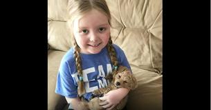 Tout ce que veut cette petite fille avec une tumeur cérébrale inopérable c'est lettres et des photos de chiens