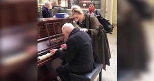 Un pianiste de 91 ans d'une station de métro rejoint par une chanteuse improbable donnant un duo très touchant.