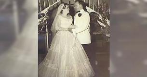 La donna si sposa con il suo vecchio abito da sposa e lo indossa di nuovo 60 anni dopo
