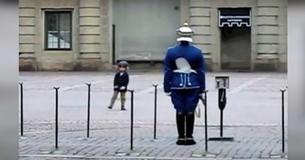 La membre de la garde suédoise enfreint les règles pour égayer la journée de l'enfant pendant son service au palais royal