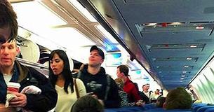 Ein Passagier in der ersten Klasse bemerkt, dass ein weiblicher Armeeoffizier das Flugzeug betritt und lässt sie sich nicht einfach auf ihren Platz setzen