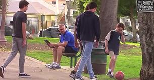 Teenager mobben einen kleinen Jungen im Park, bis ein Mann auf einer Bank die Situation schnell umdreht