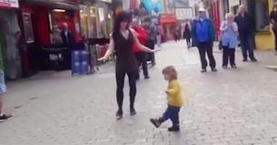Une petite fille se joint à une danseuse de rue et les internautes trouvent ses mouvements de danse adorables