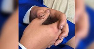 Maman voit les mains de son fils du jour de la photo et pleure sur une vérité qu'elle ne peut plus cacher