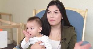 Une adolescente enceinte donne naissance à un petit garçon et 9 mois plus tard, ils vont à la même école