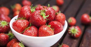 Une mère partage une astuce ingénieuse pour garder les fraises fraîches dans le réfrigérateur pendant des semaines