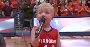 Un enfant de 3 ans attrape le micro pour faire une performance déchaînée de l'hymne national laissant le public sans voix