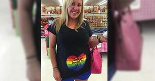 'Hobby Lobby Shopper' scoppia in lacrime dopo aver visto la camicia della donna incinta e chiede di scattare una foto