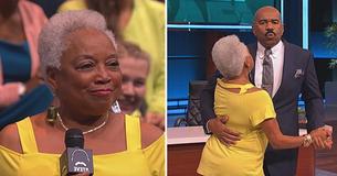 Une grand-mère demande à Steve Harvey une danse et il fait des mouvements qui font craquer le public
