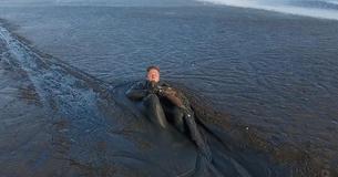 Fotograaf waadt door moeras om wanhopig, stervend dier te redden