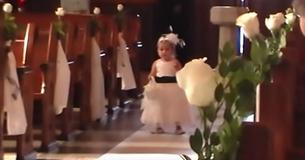 La novia estaba a punto de hacer su entrada triunfal, pero la chica de las flores se robó todas las miradas