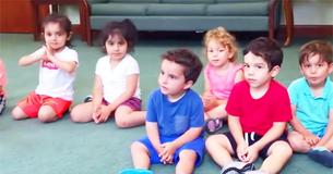 Une enseignante demande aux enfants d'applaudir - mais ils restent concentrés sur le petit garçon en bleu