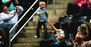 Le petit garçon vole la vedette quand il montre ses mouvements de danse lors d'un concert de Rascal Flatts