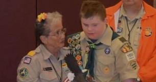 Un père est "stupéfait" après que des boy-scouts ont rétrogradé son fils à cause de sa trisomie.