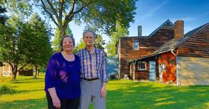 Paar lebt in ältester Holzhütte der USA, trete ein und reise zurück in der Zeit