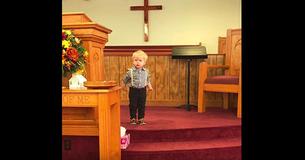 Un fils de pasteur monte sur scène avant le service et livre un sermon qui a donné à toute l'église un énorme fou rire