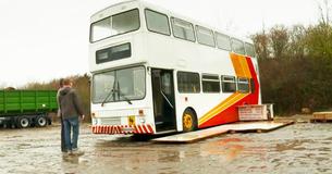 Un père célibataire achète un vieil autobus et le convertit en une maison magnifique pour lui et sa fille