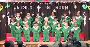 Le public est enthousiasmé par le récital de musique de jeunes enfants, mais a été très étonné lorsqu'ils ont commencé à bouger leur corps.