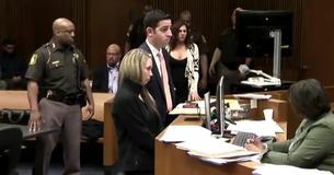 Une mère rit lors de la condamnation de sa fille pour homicide involontaire coupable, le juge essuie un large sourire