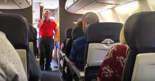 Un agent de bord choisit la mère d'un officier décédé en vol mettant tout le monde aux larmes lorsqu'il commence à chanter