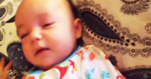 Cet adorable bébé adore chanter "Amazing Grace" avec son père