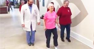 Une femme de 91 ans danse joyeusement avec un médecin dans les couloirs après avoir subi une chirurgie de la colonne vertébrale