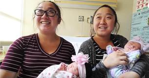 Des jumeaux identiques donnent naissance à des bébés arc-en-ciel dans le même hôpital, exactement le même jour